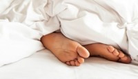 Uyku Sırasında Ayaklarımızı Neden Açıyoruz?